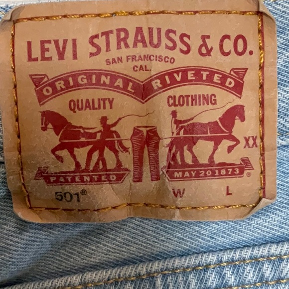 Levi’s 501 Light Stone Wash High Rise Distressed Denim Shorts Size 28 - Picture 3 of 5